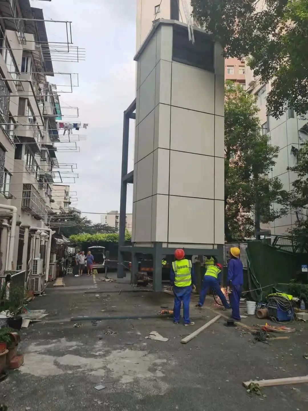 “搭積木”裝電梯，少擾民更高效！快看楊浦這臺電梯是怎么裝上的！