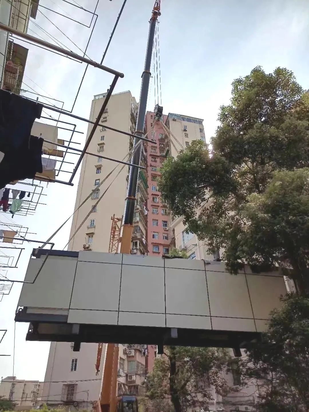 室外升降貨梯如何制作安裝_楊浦區加裝電梯_成品井道整體吊裝技術