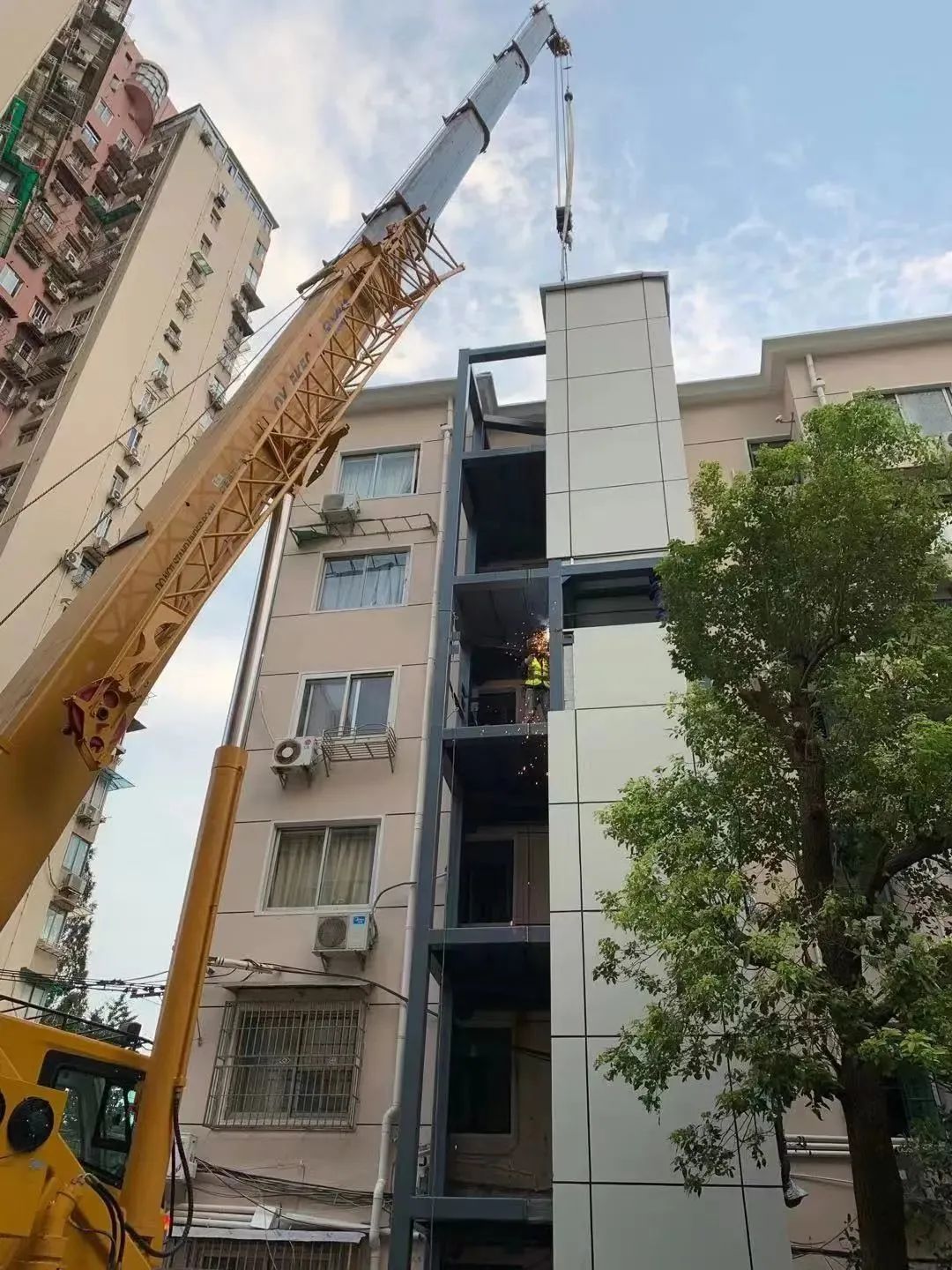 成品井道整體吊裝技術_楊浦區加裝電梯_室外升降貨梯如何制作安裝